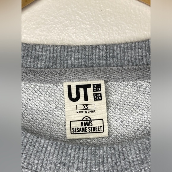 Uniqlo x KAWS x Sesame Street Crewneck Graphic Sweater - Picture 4 of 8